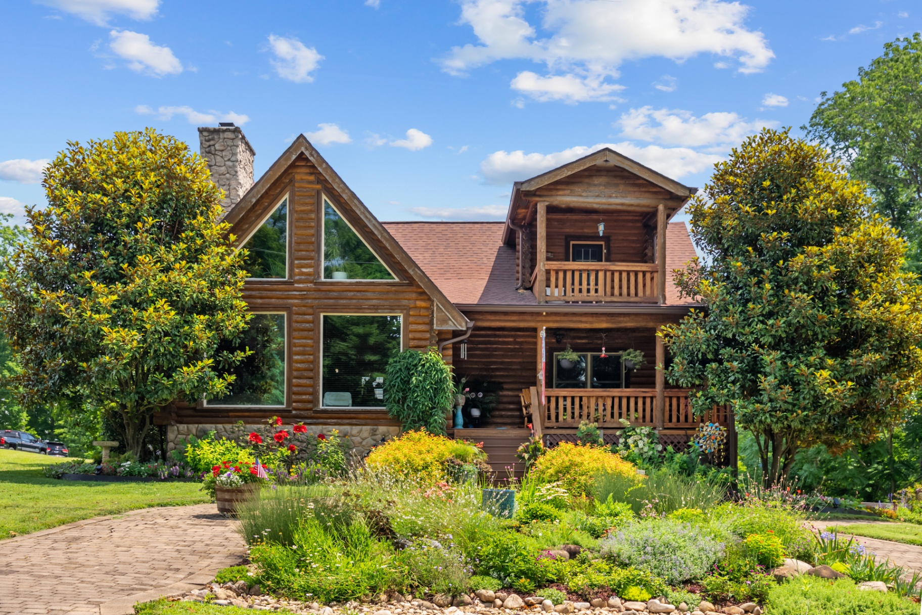 Approach and driveway to the log home